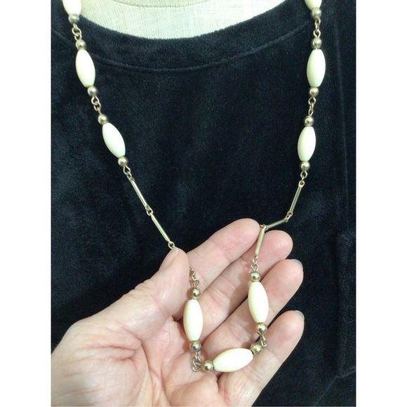 Vintage Sarah Coventry Necklace 27” Gold Cream Beaded Necklace 🍁🍂 - Picture 4 of 11
